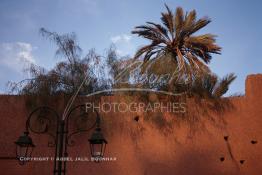 Image du Maroc Professionnelle de  Les remparts de Marrakech sont construits entièrement en pisé selon une technique séculaire par l'Almoravide Ali Ben Youssef au début de XIIème siècle pour se protéger des attaques extérieures. cette muraille s' étend sur dix-neuf kilomètres et atteint par endroit près de huit mètres de hauteur, Mardi 19 Août 1997. ((Photo / Abdeljalil Bounhar) 